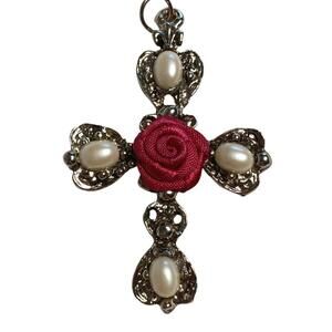 Croix Pendentif Rose Rouge Perles / Red Rose Cross Pendant Faux Pearl Goth Charm